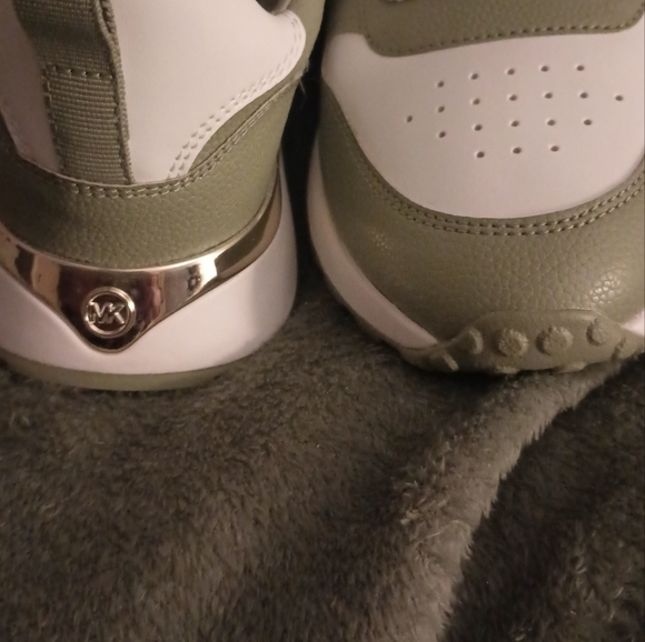 Women's sneakers - Picture 2 of 9